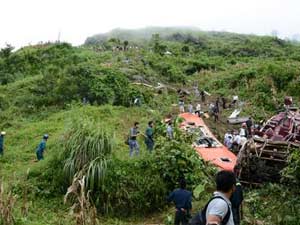 Tin tức trong ngày - Khởi tố vụ lật xe khách ở Lào Cai làm 14 người chết