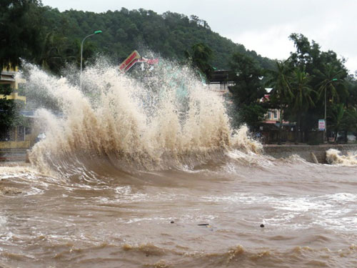 Sau bão, sóng dữ ào ào tấn công Đồ Sơn - 4