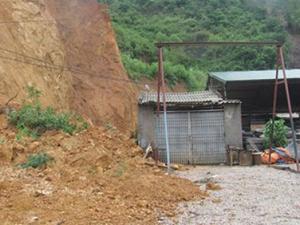 Tin tức trong ngày - Hai mẹ con bị đất vùi lấp khi đang ngủ