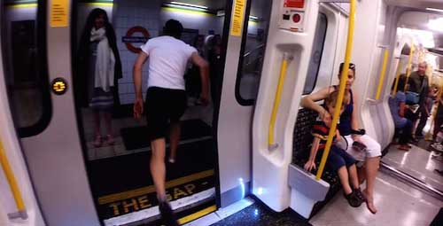 Video: Chàng trai chạy thi với tàu điện ngầm - 1