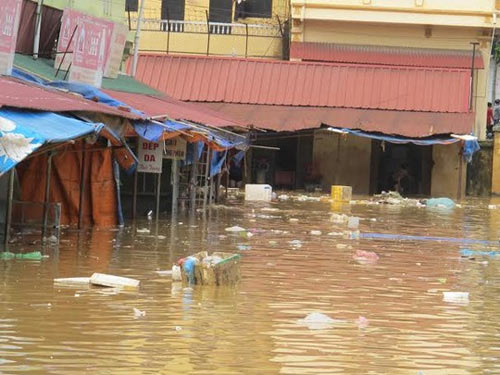 Sau bão, người dân TP Lạng Sơn hối hả chạy lụt - 1