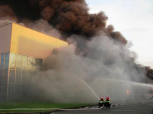 Tin tức trong ngày - Công ty mực in phát hỏa, khói lửa bao trùm cả thị xã