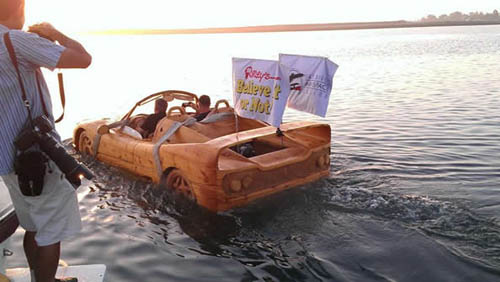 Sốc vì siêu xe Ferrari "lướt" trên mặt nước - 4