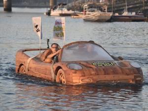 Phi thường - kỳ quặc - Sốc vì siêu xe Ferrari "lướt" trên mặt nước