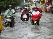 Tin tức trong ngày - Hà Nội ngập giờ đi làm, dân bì bõm lội nước