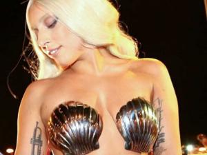 Lady Gaga khoe “da thịt” ở Hy Lạp