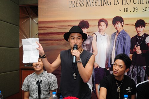 Nhóm nhạc mỹ nam Nhật háo hức biểu diễn tại Việt Nam - 5