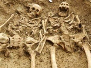 Tin tức trong ngày - Anh: Hai vợ chồng nắm tay nhau suốt 700 năm