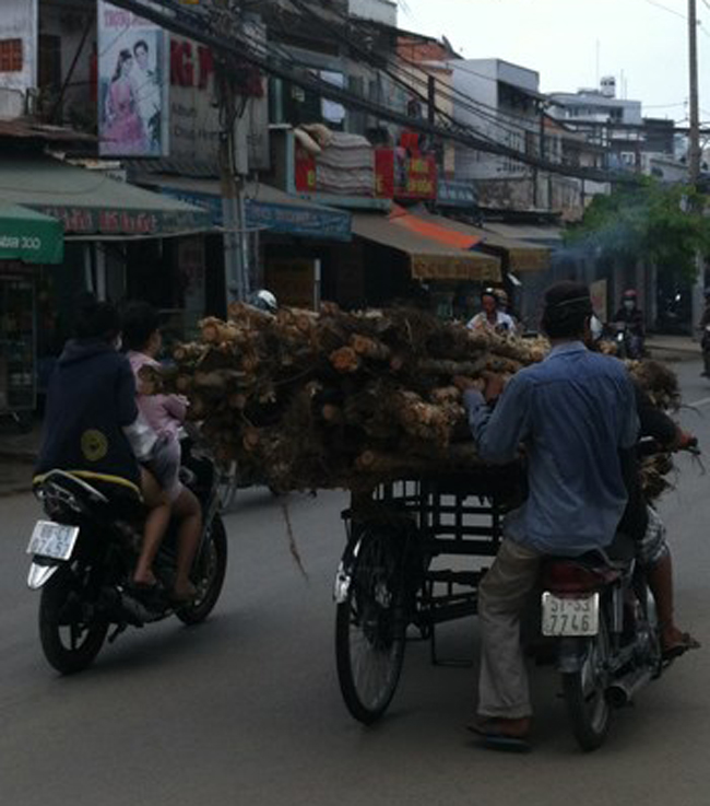 Đây phải gọi là “xe máy đạp xích lô”
