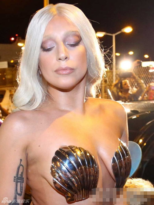 Lady Gaga khoe “da thịt” ở Hy Lạp - 1
