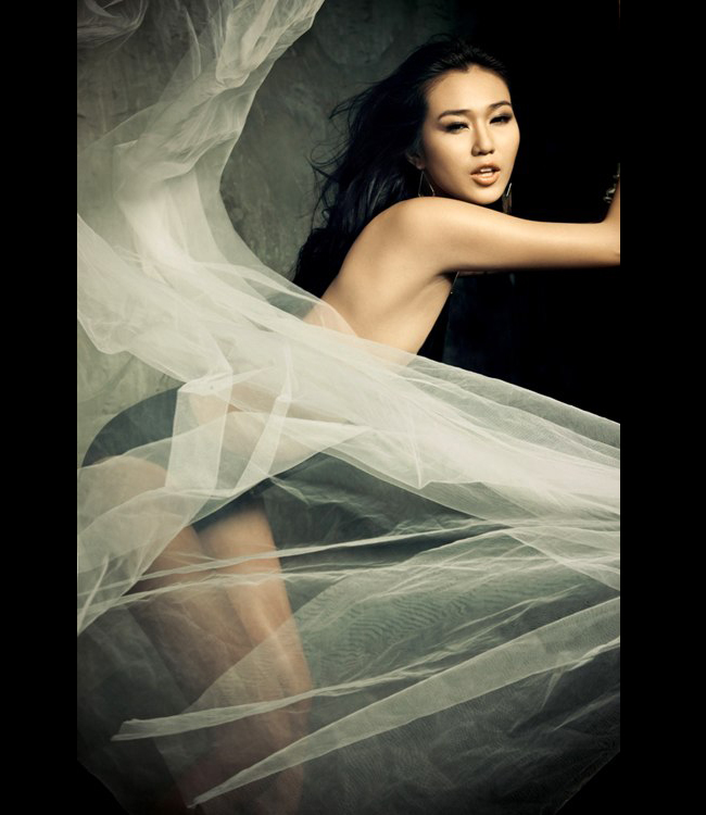 Khánh My uốn lượn cùng bikini và khăn lụa
