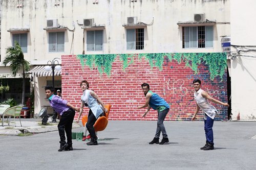 Ba chàng trai "gây sốt" với điệu nhảy hiphop độc đáo - 10