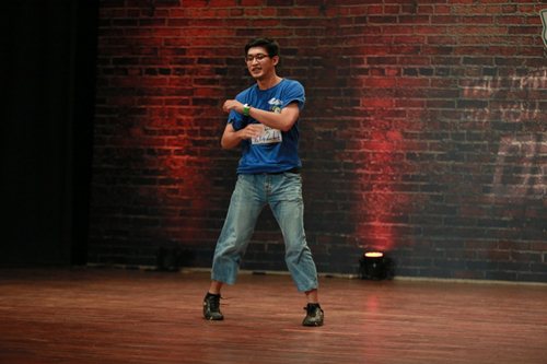Ba chàng trai "gây sốt" với điệu nhảy hiphop độc đáo - 5