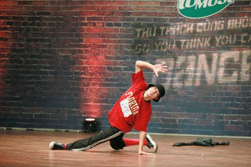 Ba chàng trai "gây sốt" với điệu nhảy hiphop độc đáo - 3