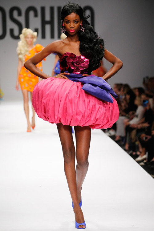 Xem Moschino thiết kế đồ cho "búp bê sống" - 7