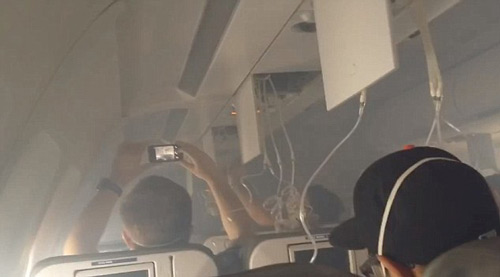 Mỹ: Hành khách hoảng loạn vì máy bay ngập khói - 1