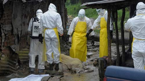 Dịch Ebola: 8 bác sĩ, nhà báo bị hành hung đến chết tại Guinea - 1
