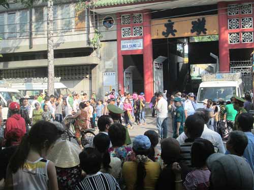 Dòng người tiễn đưa 7 nạn nhân chết cháy ở Sài Gòn - 1