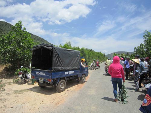 Mang đầu đạn lên núi cưa, 2 người chết thảm - 3