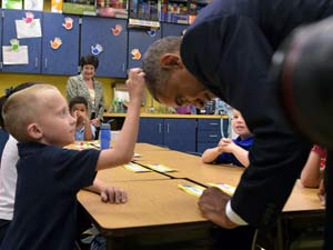 Ảnh ấn tượng: Cậu bé sờ tóc Tổng thống Mỹ Barack Obama