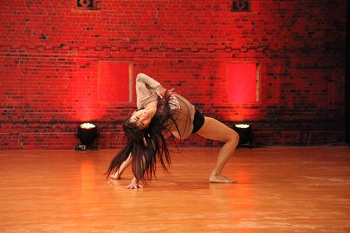 Vũ công điển trai gây sốt tại Thử thách cùng bước nhảy - 9