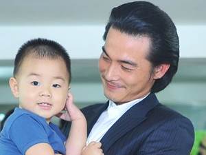 Ca nhạc - MTV - Con trai lên sân khấu chúc mừng Quách Ngọc Ngoan