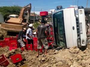 Tin tức trong ngày - Dân giúp tài xế gom tài sản khi xe chở bia bị lật