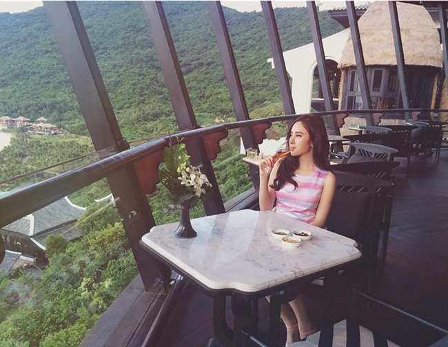 Một buổi sáng thảnh thơi tận hưởng không khí trong làng của Angela Phương Trinh.
