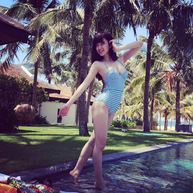 Những hình ảnh bikini nóng bỏng thường xuyên xuất hiện trên trang cá nhân của Angela Phương Trinh.
