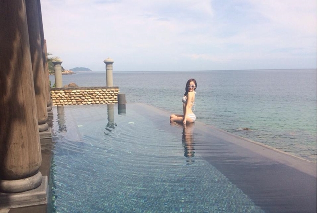 Nữ ca sĩ 19 tuổi luôn là tâm điểm dư luận trong những bộ ảnh thời trang nóng bỏng lẫn những bức ảnh đời thường gợi cảm.

