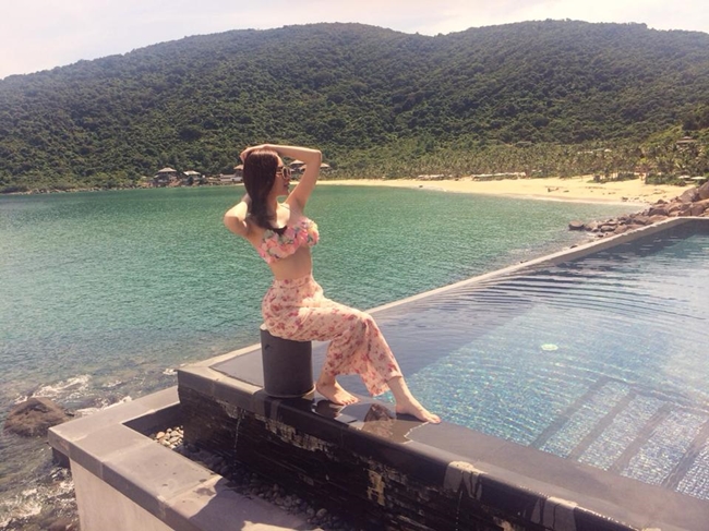 Phương Trinh khoe đường cong ngọt ngào bên bể bơi - 4