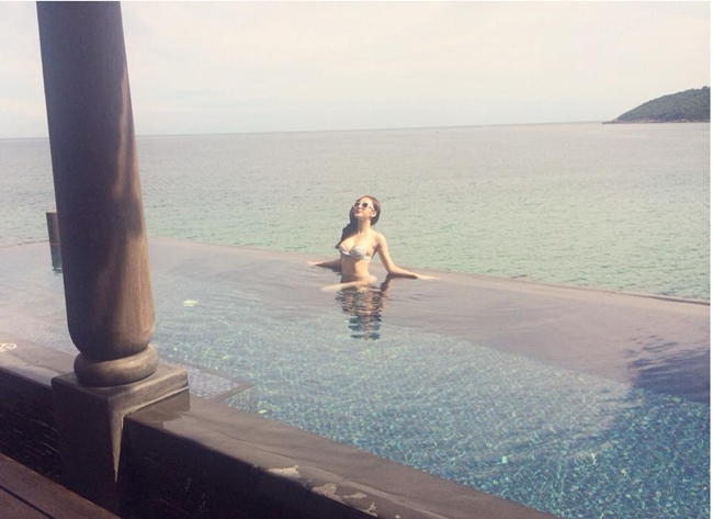 Angela Phương Trinh tắm nắng. Nữ ca sĩ tranh thủ đón ánh mặt trời khi bình minh hàng ngày&nbsp;trong dịp nghỉ dưỡng này.
