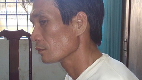 Thi thể bé gái dưới suối không mặc quần, 2 chân bị cột - 2