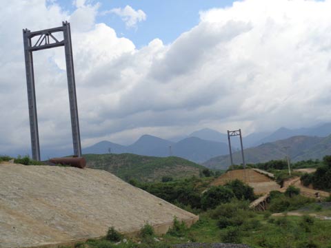 Cầu xây 3 năm không xong, HS vẫn "phượt" để tới trường - 3