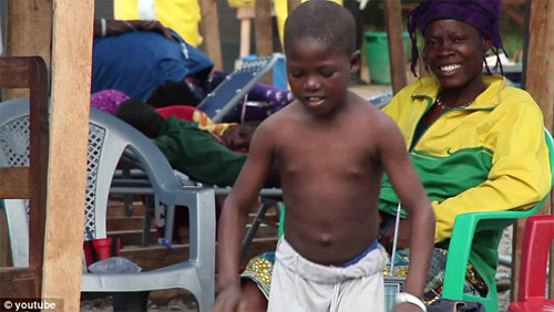Cậu bé vỡ òa sung sướng khi thoát khỏi bệnh Ebola - 1