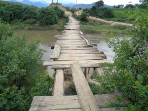 Giáo dục - du học - Cầu xây 3 năm không xong, HS vẫn "phượt" để tới trường