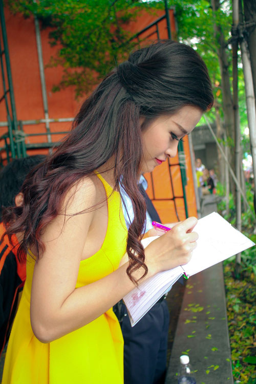 Đông Nhi gây náo loạn trung tâm thương mại - 5