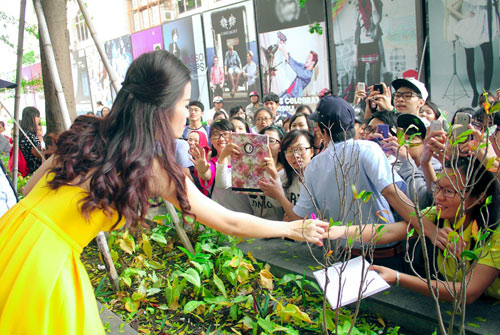 Đông Nhi gây náo loạn trung tâm thương mại - 4