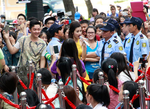 Đông Nhi gây náo loạn trung tâm thương mại - 3