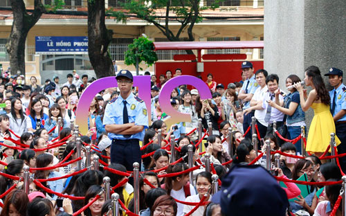 Đông Nhi gây náo loạn trung tâm thương mại - 8