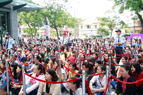 Đông Nhi gây náo loạn trung tâm thương mại - 2