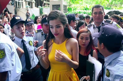 Đông Nhi gây náo loạn trung tâm thương mại - 9