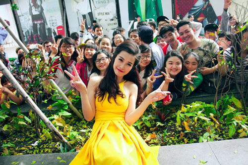 Đông Nhi gây náo loạn trung tâm thương mại - 7