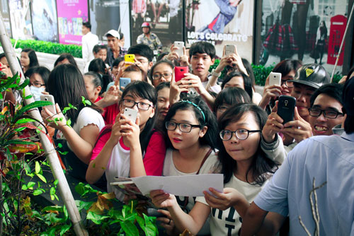 Đông Nhi gây náo loạn trung tâm thương mại - 6