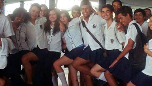 Brazil: Nam sinh đồng loạt mặc váy tới lớp để... phản đối giáo viên - 1