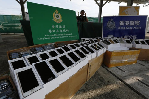 Hong Kong bắt tàu cao tốc chở lậu 138 iPhone 6 - 1