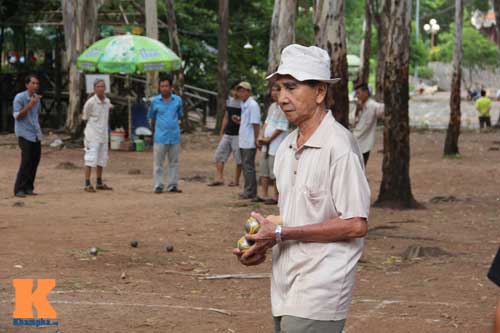 Cụ ông U90 chơi bi cực siêu, giới trẻ tròn mắt - 5