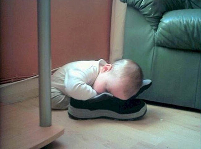 Đáng yêu quá đi, cậu nhóc gối đầu vào giày ngủ
