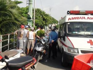 Tin tức trong ngày - Thanh niên ăn mặc lịch sự chết bất thường trên cầu