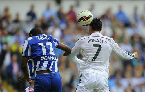 Ronaldo bật cao 2,6m đánh đầu đẹp nhất Liga V4 - 1
